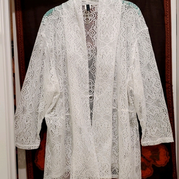 Tops - Gorgeous lace cardigan